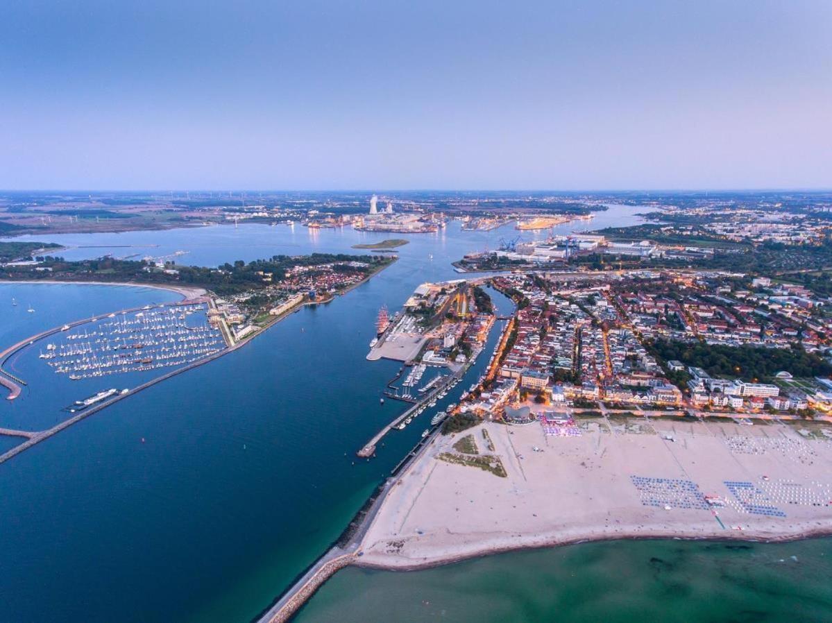 Berringer, Leuchtfeuer, Direkt An Der Promenade Rostock Exterior foto